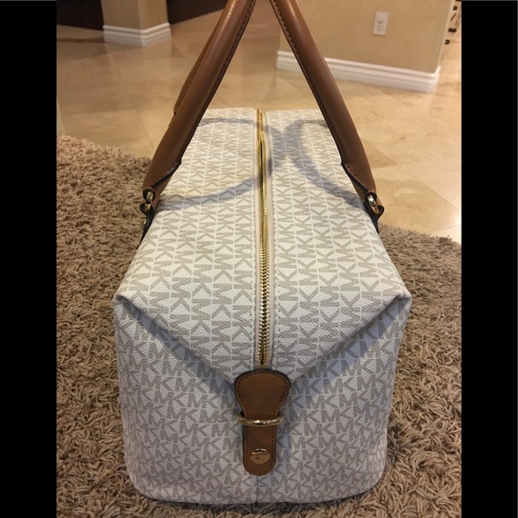 Michael Kors Travel Weekender in Vanilla/Acorn - Picture 3 of 8